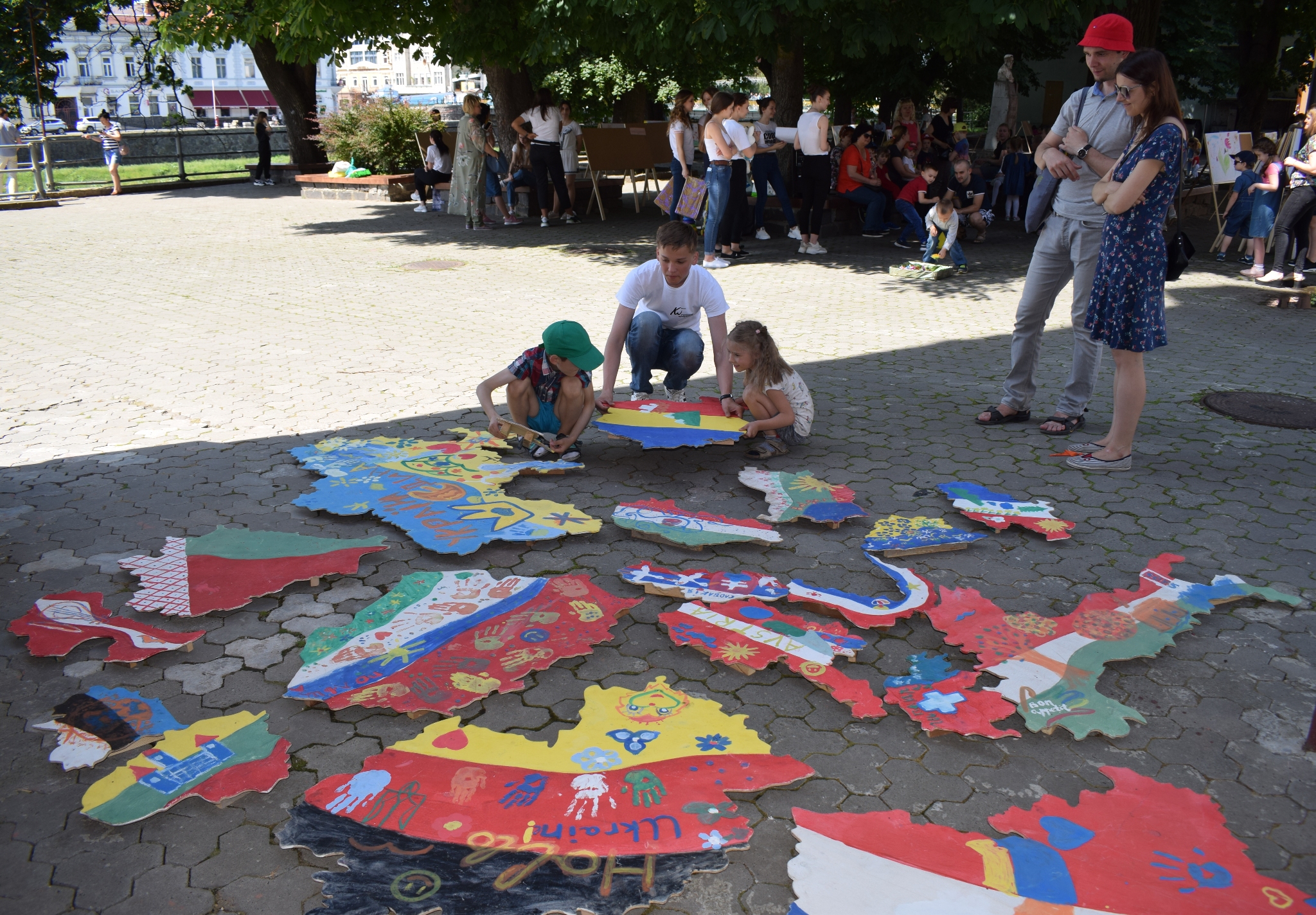 До Дня захисту дітей в Ужгороді провели майстер-класи та пленер і влаштували дійство з фарбами холі (ФОТО)