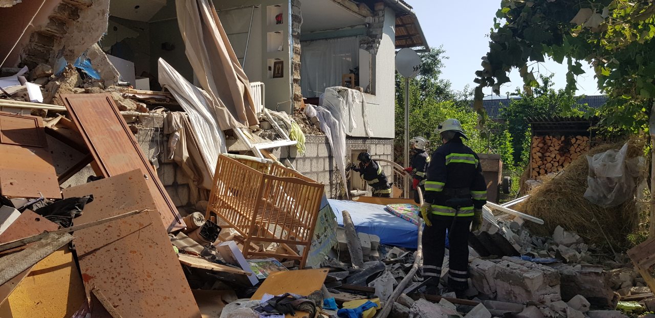 У Неліпині на Свалявщині вибухом газу пошкоджено житловий будинок, двоє людей травмовано (ФОТО, ВІДЕО)