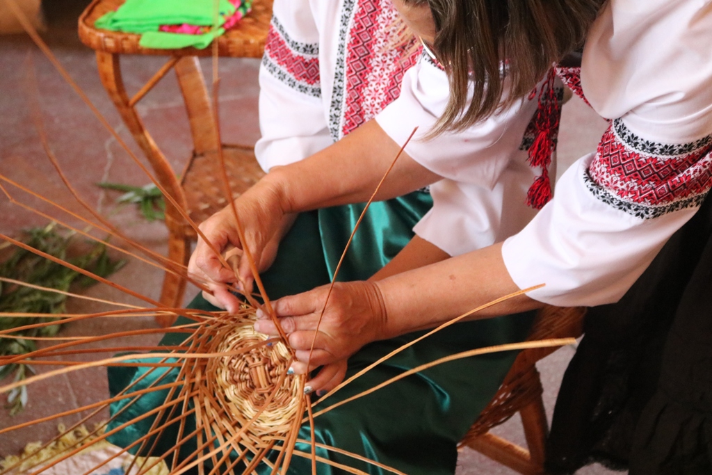 Традиції лозоплетіння переймала молодь у майстрині з Ізи на Хустщині (ФОТО)