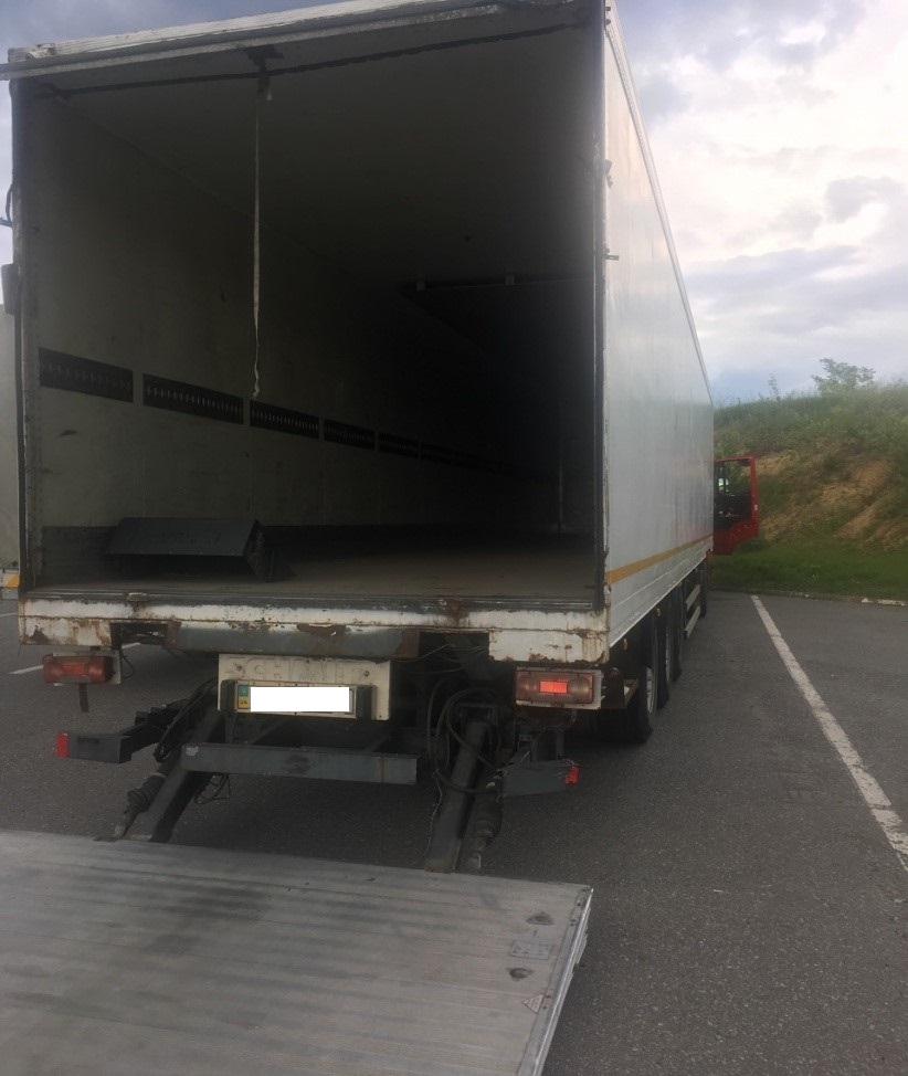 Вантажівку з причепом затримали на українсько-словацькому кордоні на Закарпатті (ФОТО)