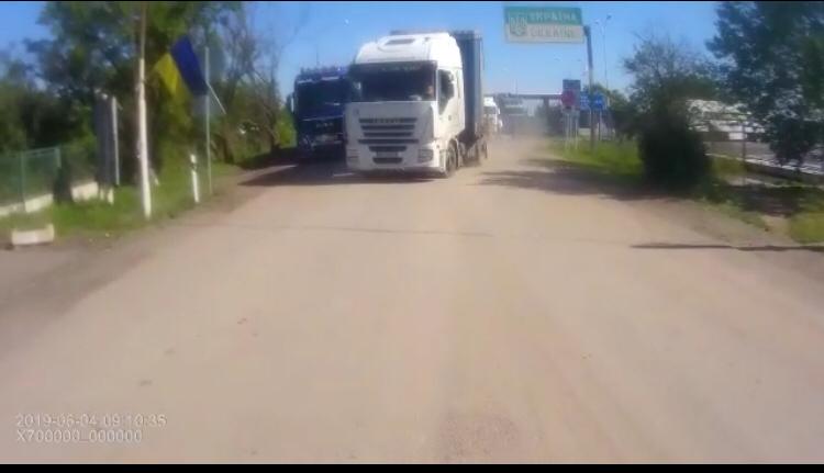 На Закарпатті водій вантажівки вимагав позачергового проїзду до Румунії та лаявся на прикордонників (ФОТО)