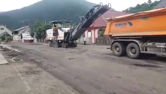 Через загрозу повторного блокування на Рахівщині розпочали ямковий ремонт дороги Мукачево-Рогатин (ВІДЕО)