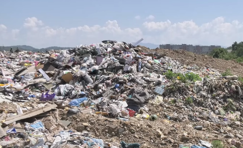 З 19 сіл на Тячівщині вже третій тиждень не вивозять сміття (ВІДЕО)
