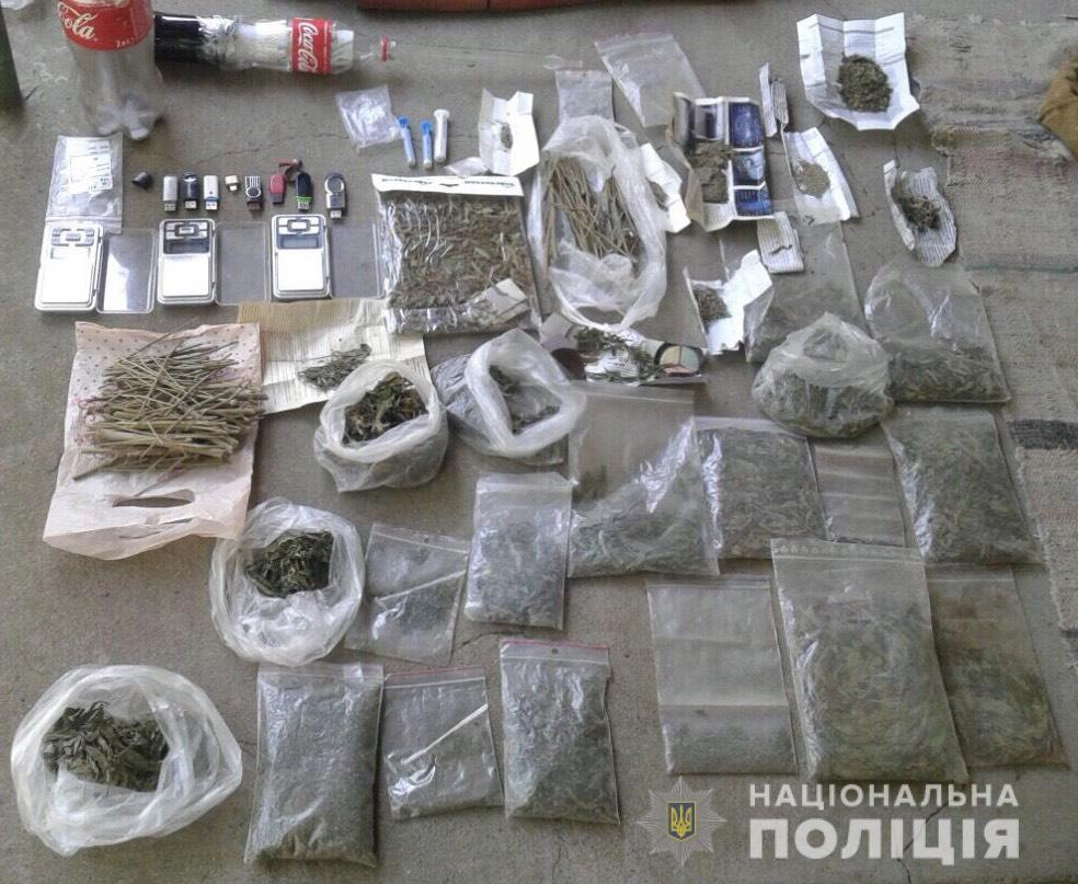 Під час обшуку в будинку мешканця Мукачівщини знайшли марихуану та одноразові шприци з метамфетаміном (ФОТО)