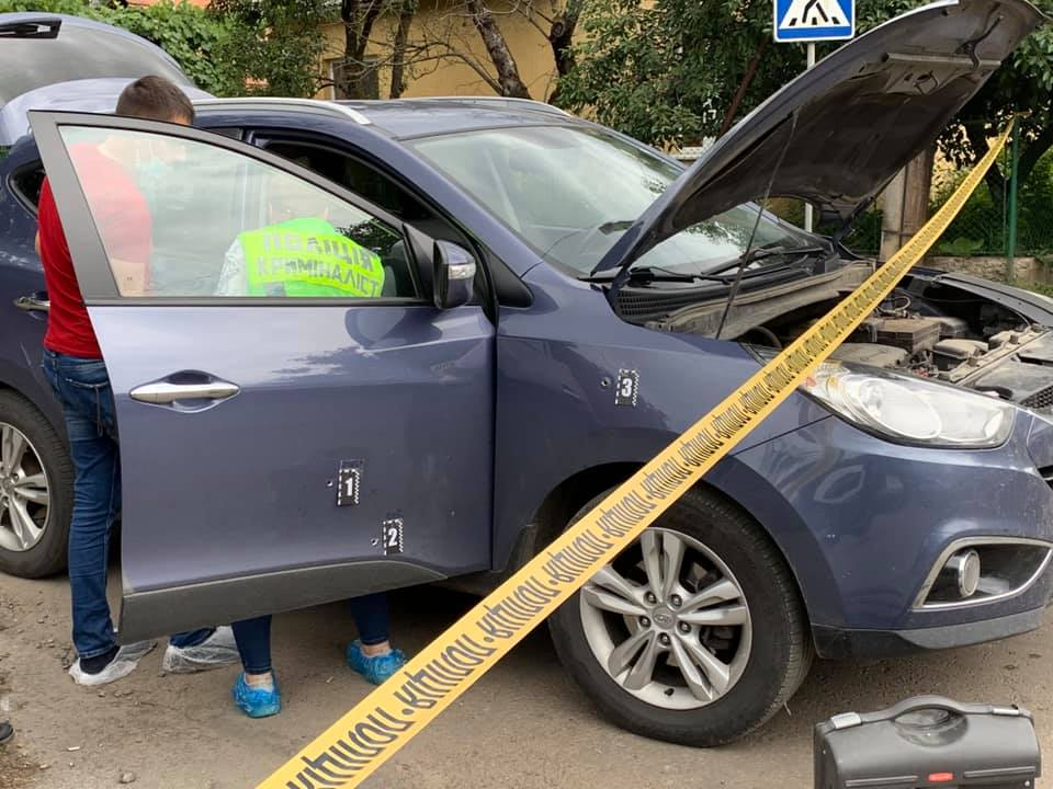 В Ужгороді обстріляли автомобіль начальника управління захисту економіки (ФОТО)