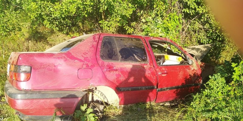 ФОТОФАКТ. На Ужгородщині авто кілька днів лежить у кюветі