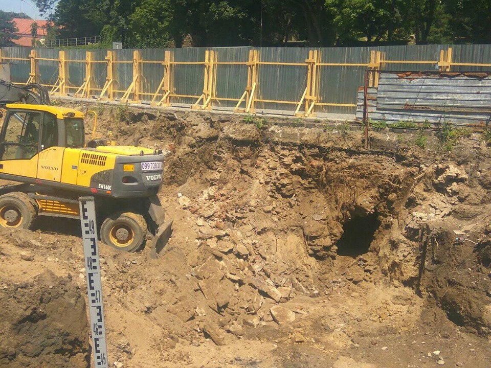 ФОТОФАКТ. У центрі Ужгорода під час будівництва знайшли невідомий підземний хід