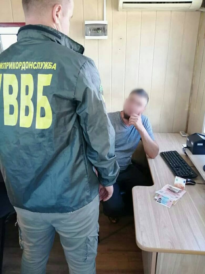 Росіянин, якому на Закарпатті відмовили у в'їзді в Україну, спробував "купити" його за 35 євро (ФОТО)