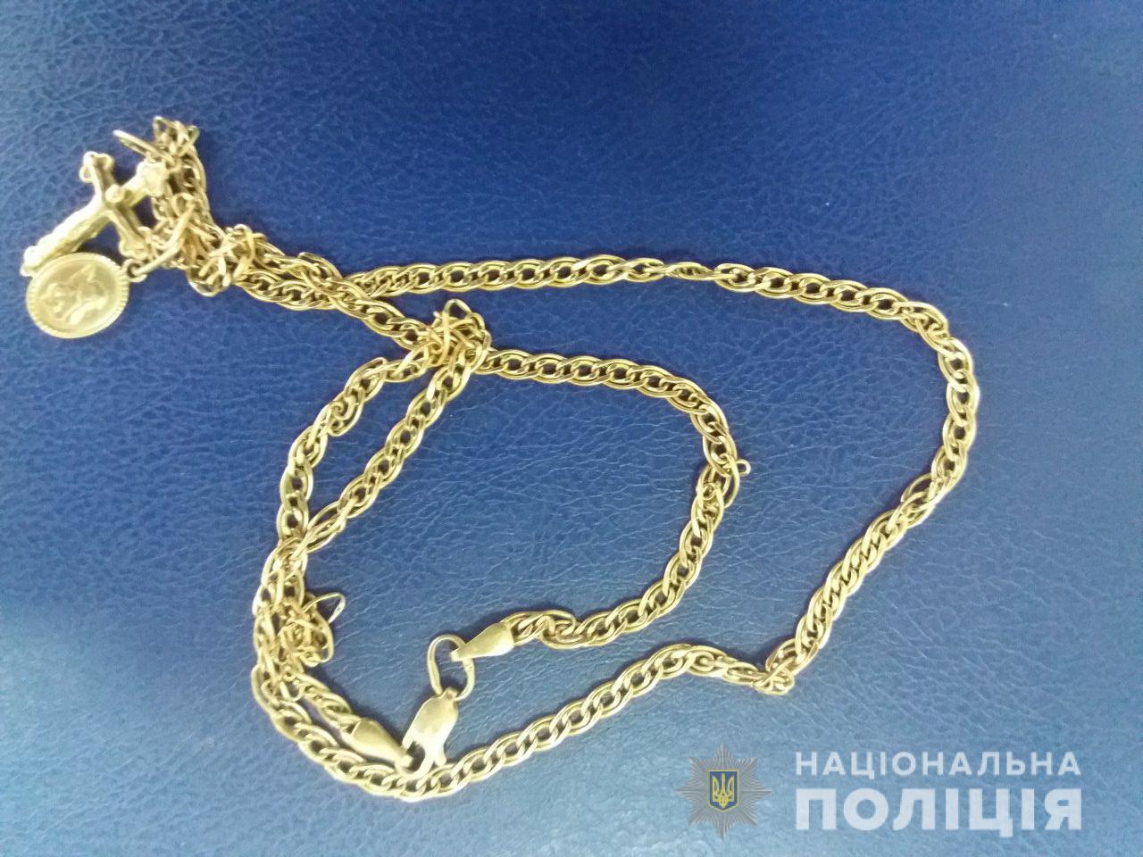 В Ужгороді чоловік відібрав у 67-річної жінки золотий ланцюжок і втік на ВАЗі (ФОТО)