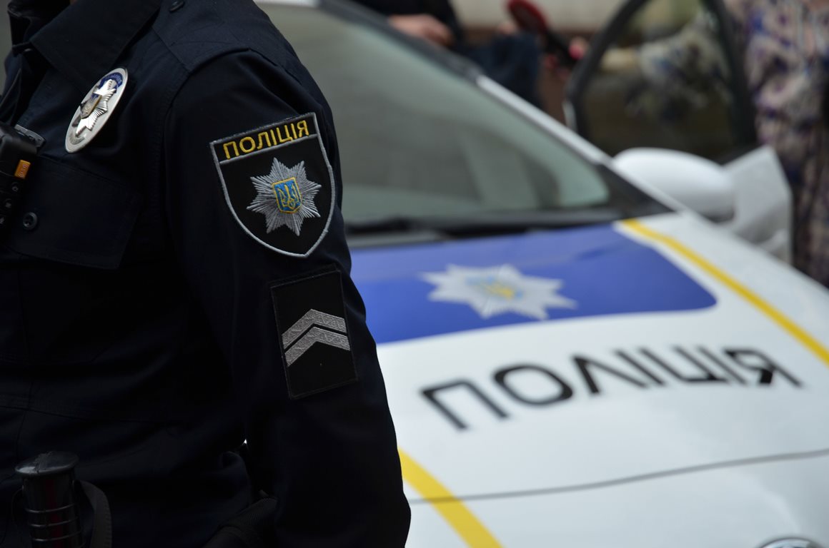 На Іршавщині при затриманні осіб, що шантажували заявницю, один з них наїхав авто на поліцейського