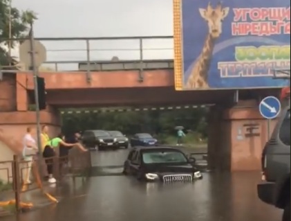 ВІДЕОФАКТ. В Ужгороді під залізничним мостом після зливи "потонуло" чергове авто
