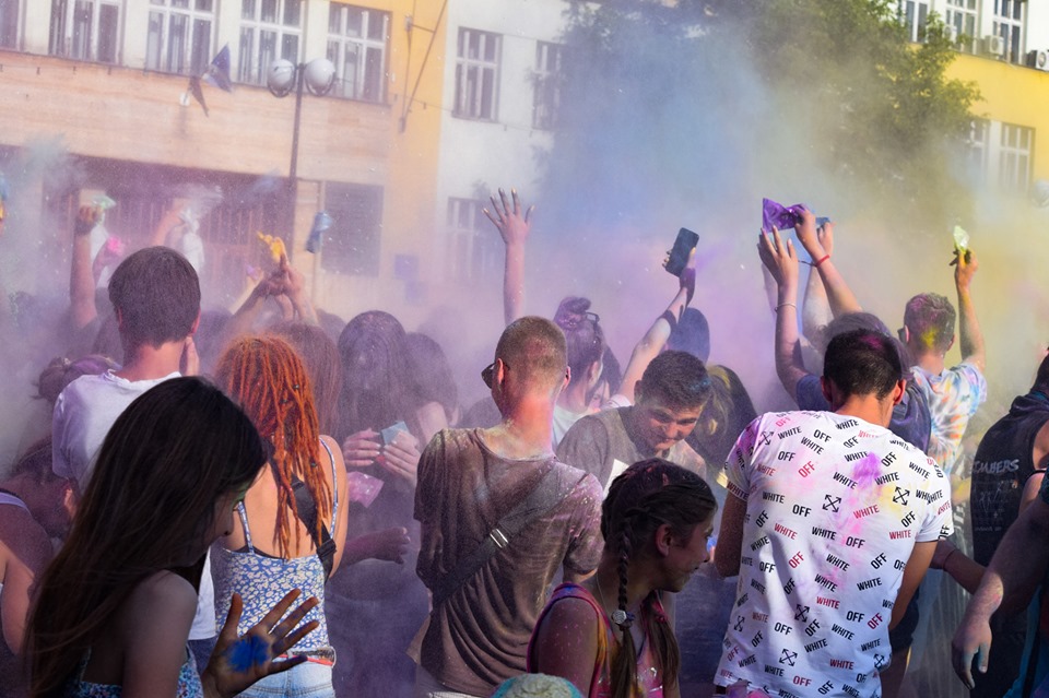 В Ужгороді яскраво та кидаючись фарбою відзначили День молоді (ФОТО)