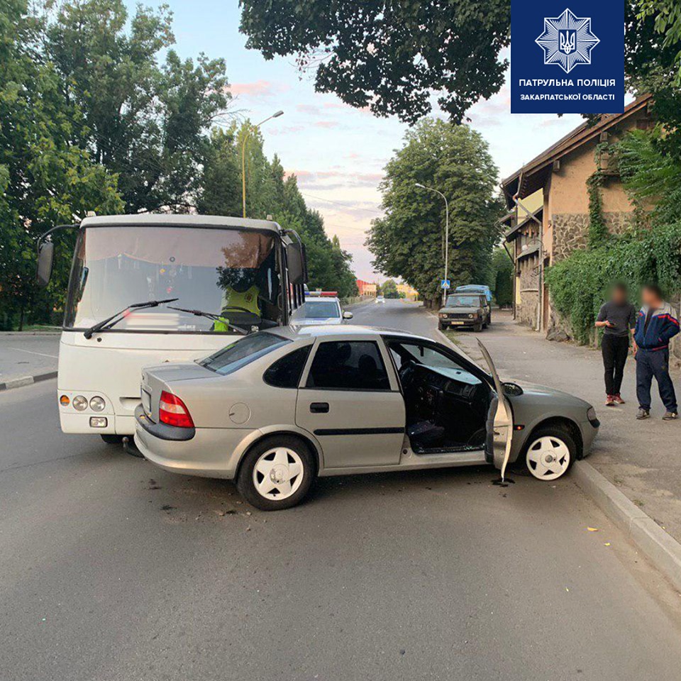 В Ужгороді водій "Опеля", заснувши за кермом, врізався в автобус (ФОТО)