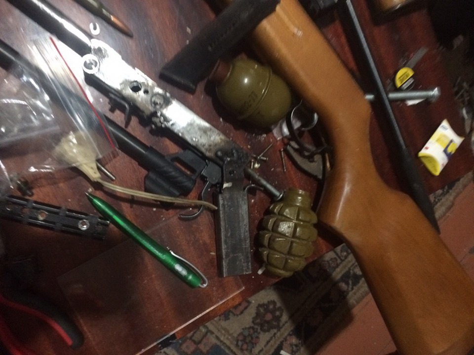 Під час обшуку в оселі мешканця Берегова знайшли гранати, гвинтівки, набої та наркотики  (ФОТО)