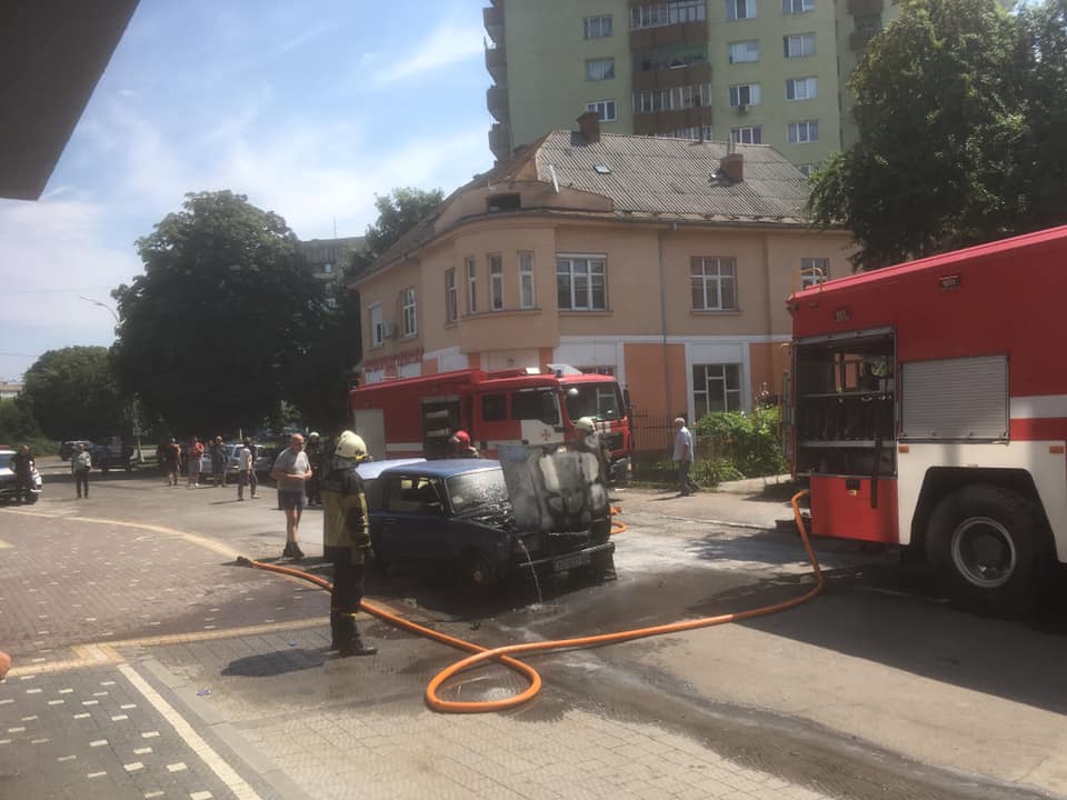 У центрі Ужгорода горів "газовий" ВАЗ (ФОТО)