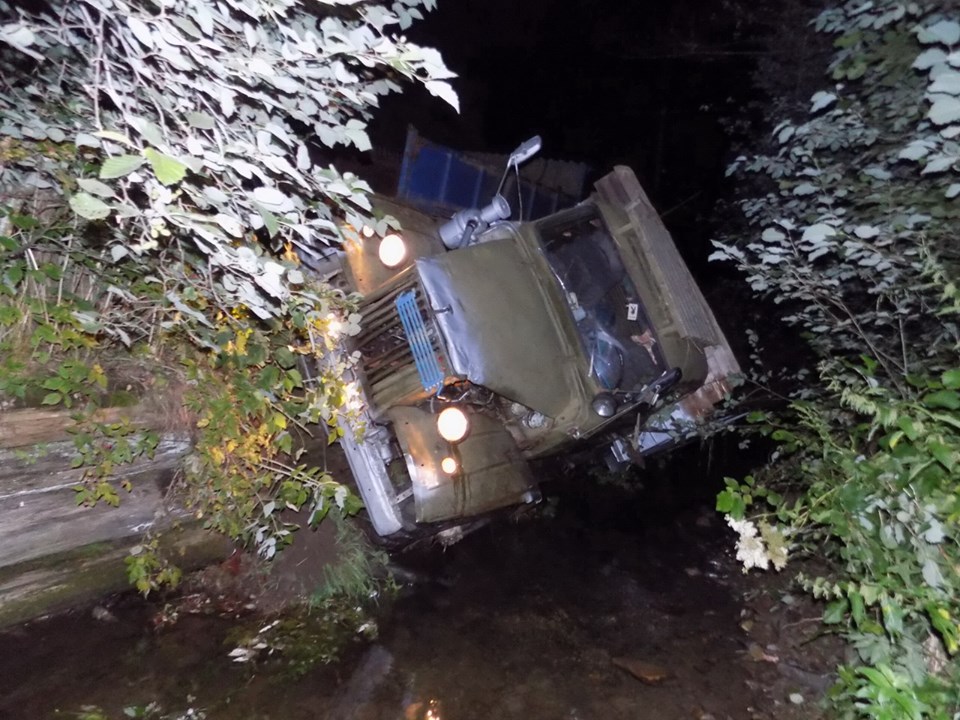У Лопушному, на Міжгірщині вантажівка перекинулася в річку. Водій загинув на місці (ФОТО)