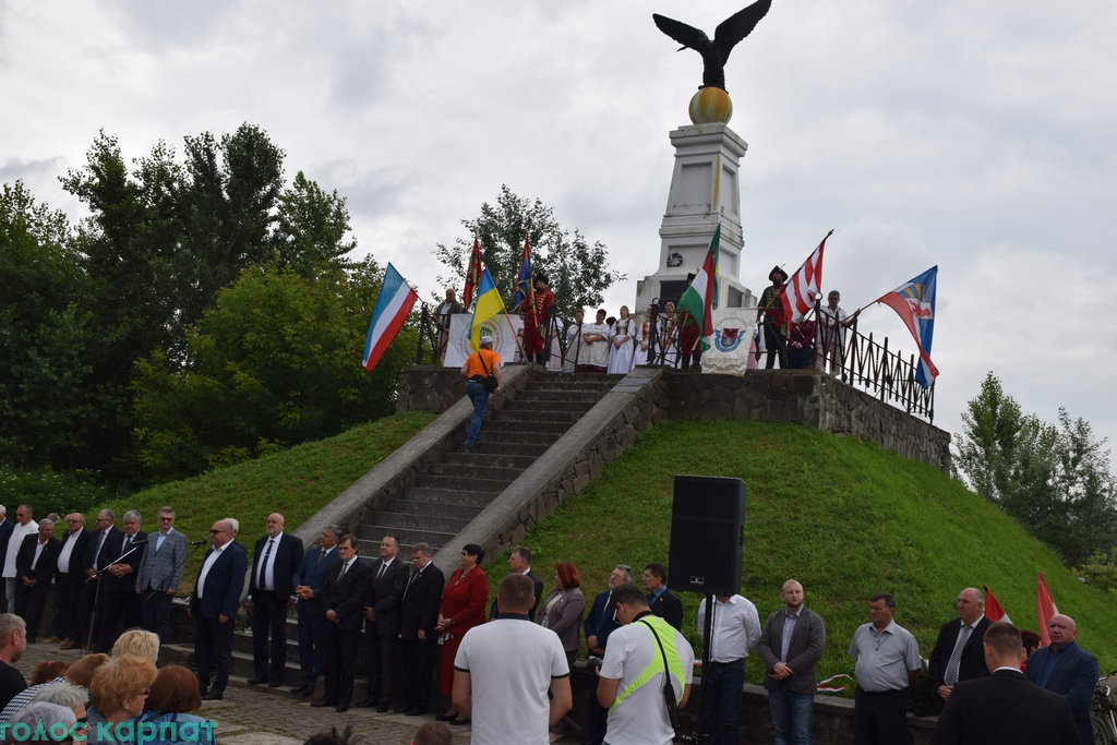 На Виноградівщині біля символу угорських військової потуги та імперськості відзначили чергове угорське свято (ФОТО)