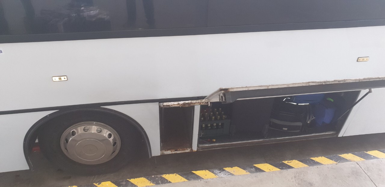 Водій рейсового автобуса "Мукачево-Кошиці" намагався вивезти до Словаччини  2290 пачок сигарет (ФОТО)