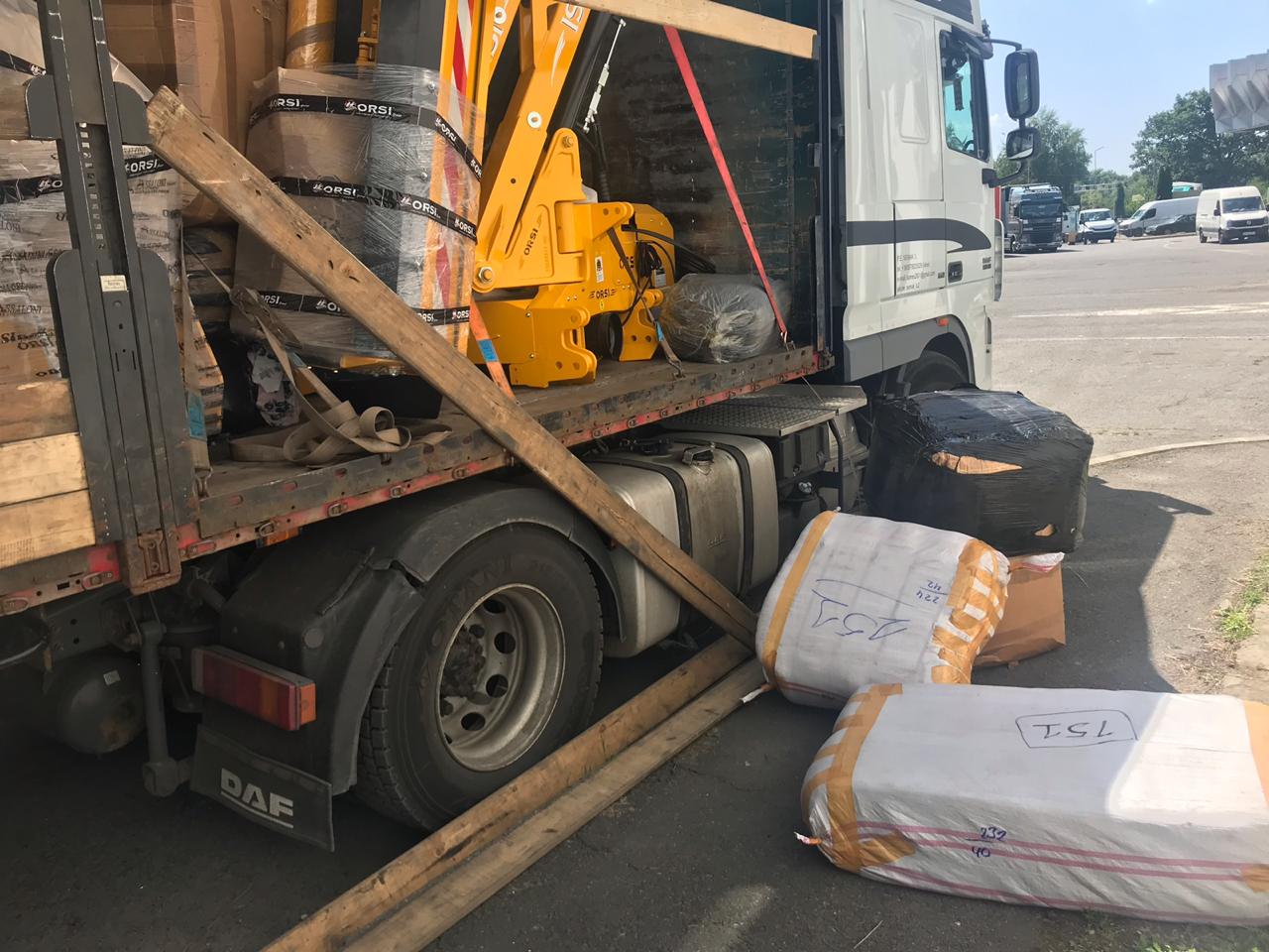 На митниці на Закарпатті спинили вантажівку, що перевозила товар із Китаю на 1,5 млн грн, котрий не встигли завезти "піджаки" (ФОТО) 