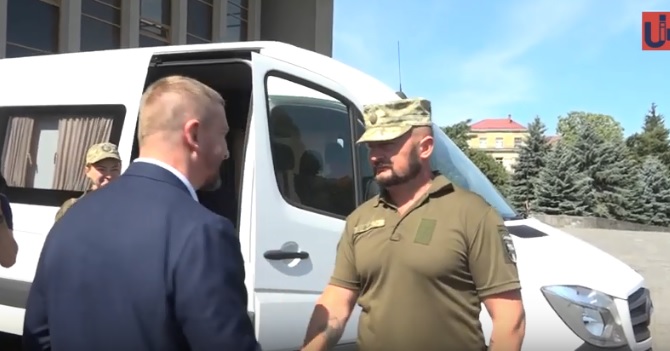 4 конфісковані автівки передали в Ужгороді на потреби організацій, які опікуються військовими (ВІДЕО)