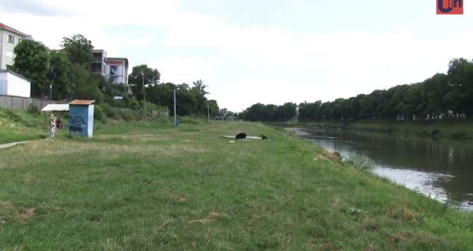 В Ужгороді заборонено купатися в річці (ВІДЕО)