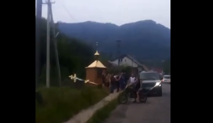 У Діловому на Рахівщині авто знесло хрест біля каплички на узбіччі (ВІДЕО)
