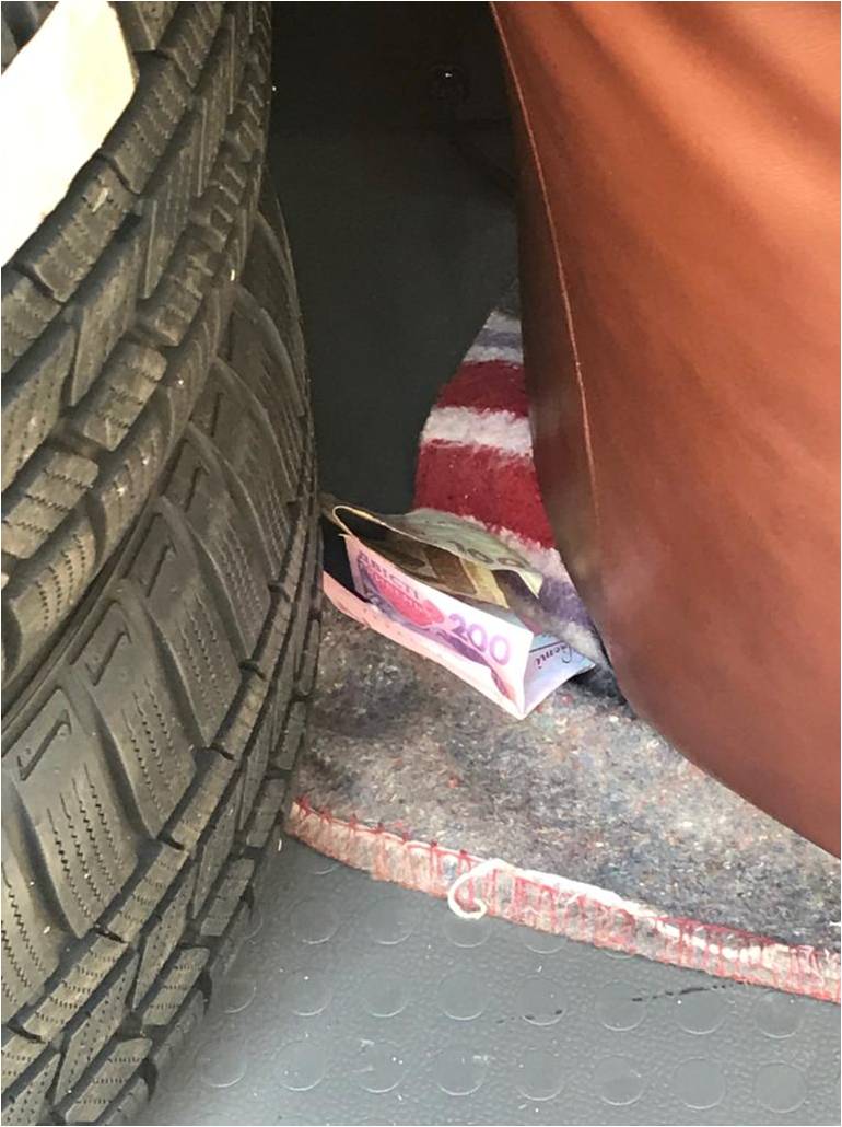 На Закарпатті 23-річний водій "Мерседеса" намагався за 300 грн хабара уникнути огляду мікроавтобуса на кордоні (ФОТО)