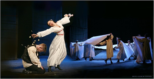 Закарпатський обласний муздрамтеатр закриє театральний сезон показом "Жменяків"