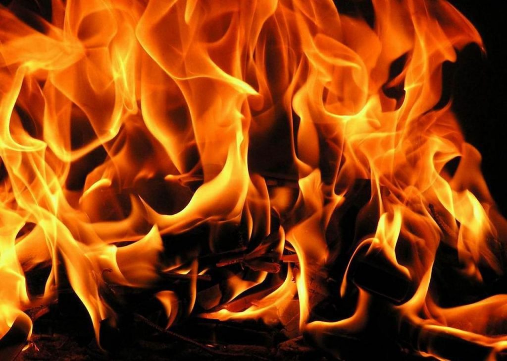 На Тячівщині на пожежі чоловік травмувався та отруївся чадним газом 
