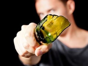 Розпиваючи зі знайомою вночі в Ужгороді алкоголь, 21-річний юнак під час сварки зарізав її розбитою пляшкою