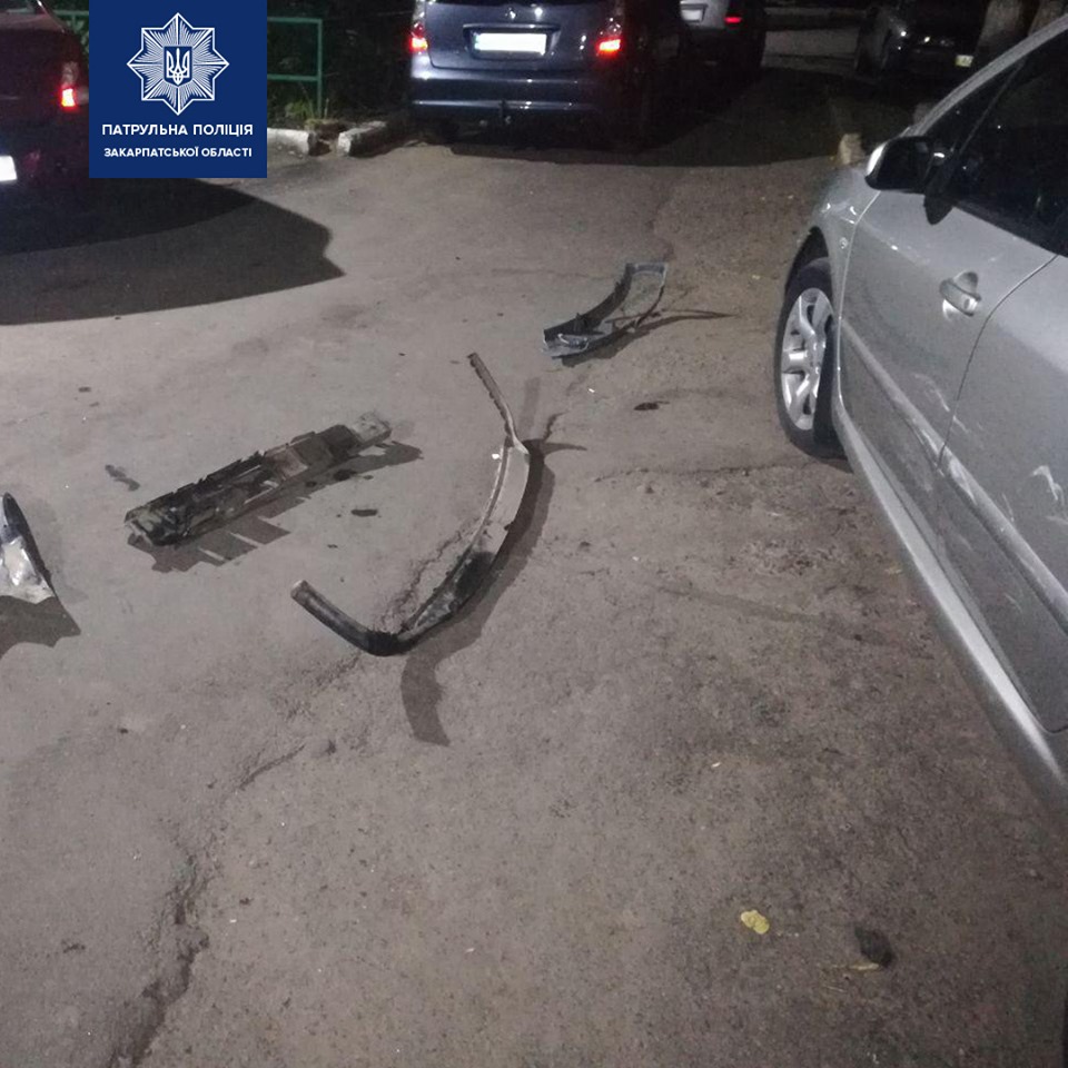 В Ужгороді імовірно нетверезий водій пошкодив кілька припаркованих автомобілів (ФОТО)