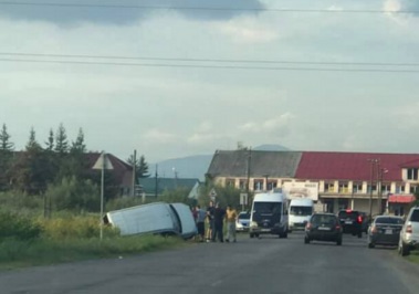 В Хусті мікроавтобус перекинувся у кювет (ВІДЕО)