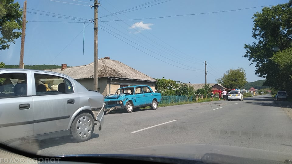 ФОТОФАКТ. На в'їзді до Виноградова зіткнулися ВАЗ та Opel