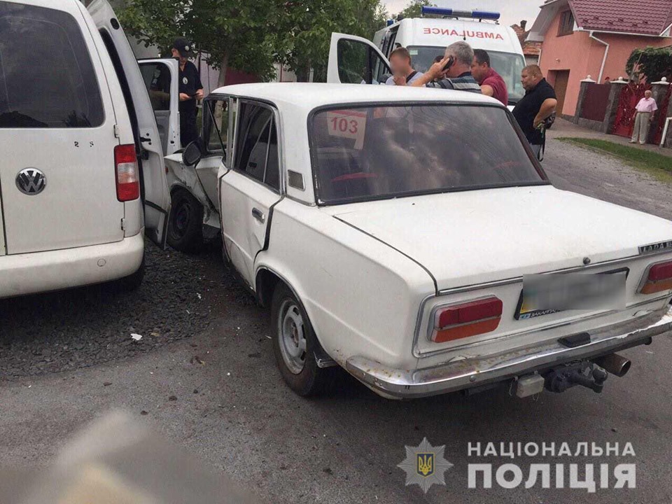 Під час зіткнення ВАЗу та "Фольксвагена" в Мукачеві постраждали обидва водії та 15-річна дівчина (ФОТО)