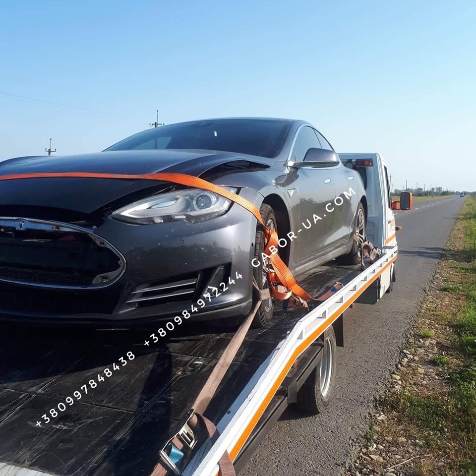 У Виноградові зіткнулися електрокар Tesla та Mercedes (ФОТО)