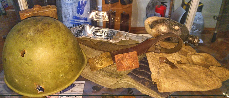 До Дня пам'яті полеглих за Україну в Ужгороді відкрито музейну експозицію "Коли гримлять гармати, музи мовчать" (ФОТО)