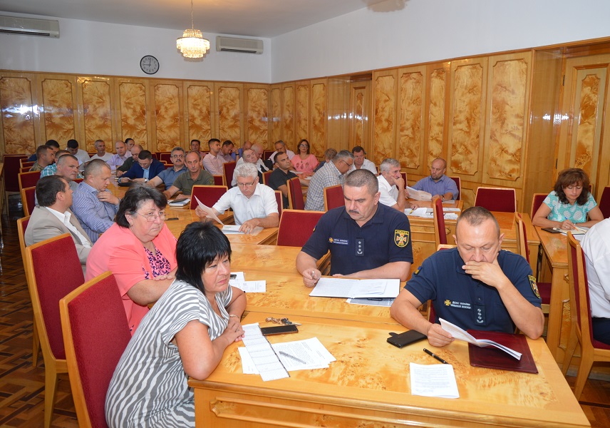 В Ужгороді на рівні обласної влади комісійно обговорили питання забезпечення питною водою, проблему сміття та імунізації (ФОТО)