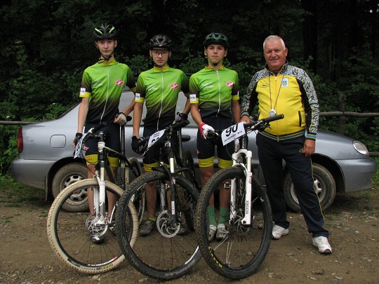Збірна велосипедистів Закарпаття переможно завершила індивідуальну гонку в гору в Чернівцях (ФОТО)