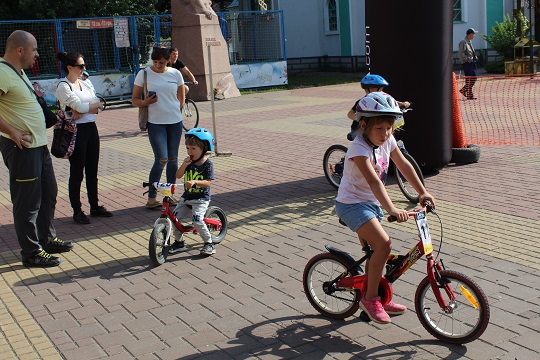 У День Незалежності України в Рахові провели дитячі велоперегони та велопарад у вишиванках (ФОТО)