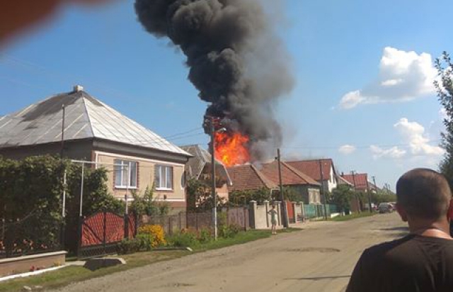 У Горонді на Мукачівщині через циганський будинок загорівся дах сусіднього (ВІДЕО)