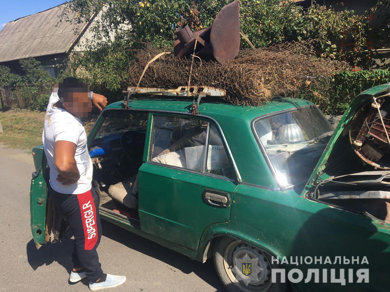 На Ужгороді чоловік, що перевозив металобрухт без водійського посвідчення, спробував відкупитися від патрульних хабарем (ФОТО)