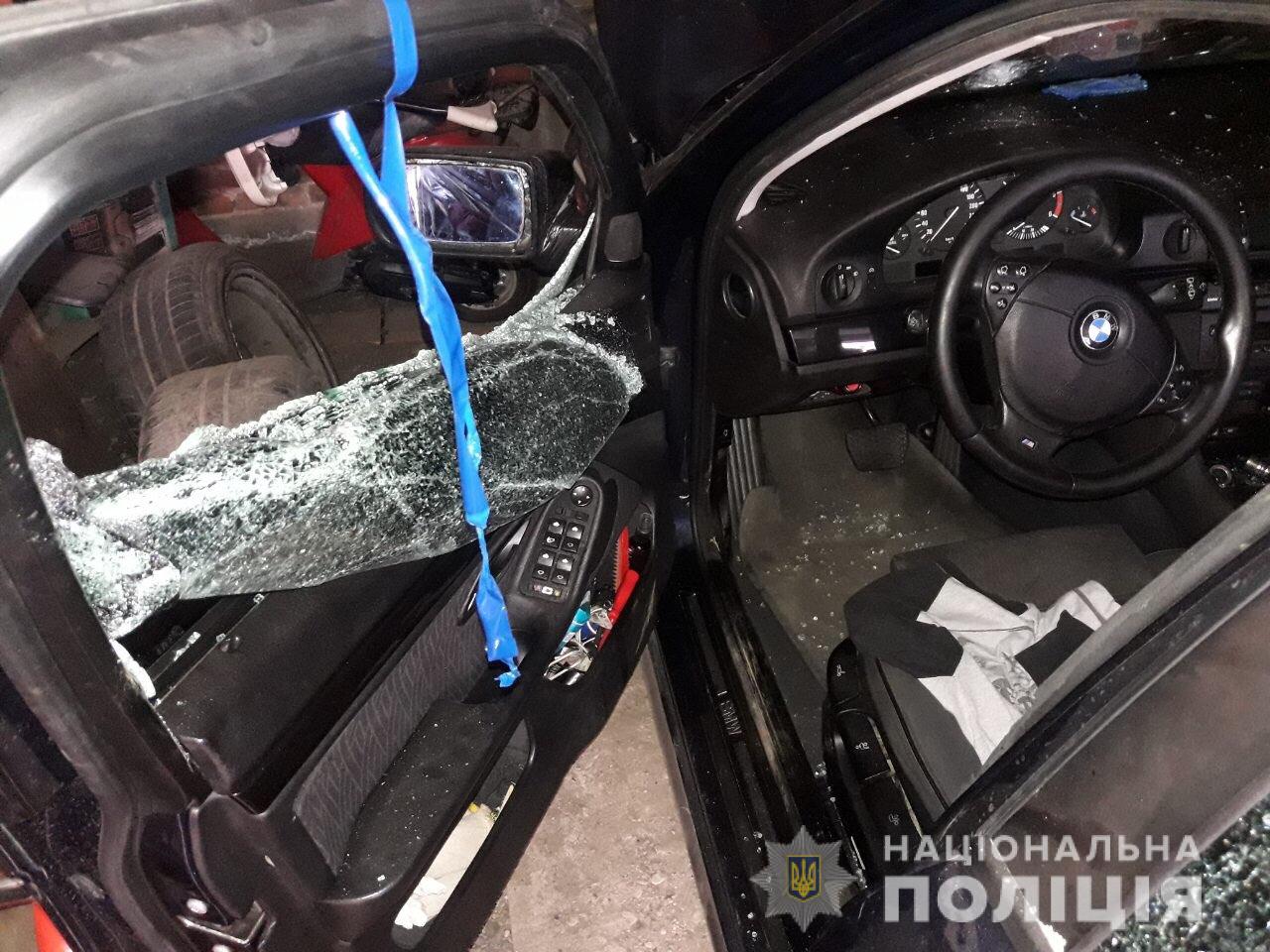 У Хусті п'яний хуліган закидав камінням BMW і розбив вітрину крамниці (ФОТО)