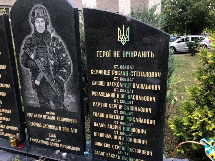 В Ужгороді встановлюють обставини наруги над пам’ятником загиблим захисникам України