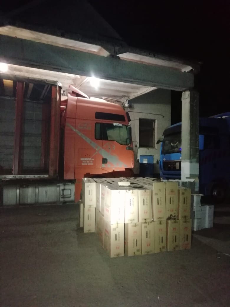 У вантажівці з картоном, що прямувала з Росії до Сербії, на Закарпатті виявили велику патрію контрабандних сигарет (ФОТО, ВІДЕО)