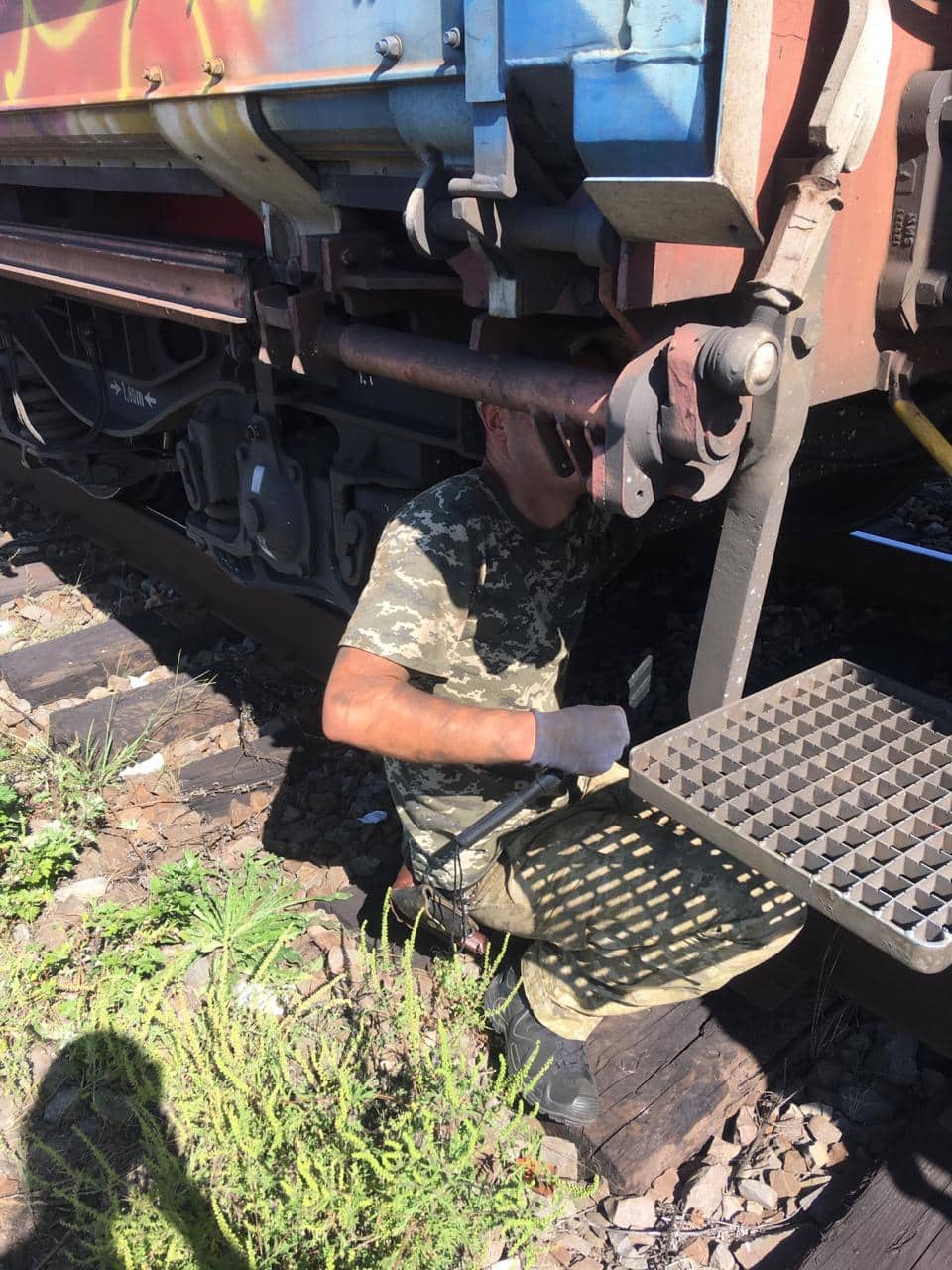 На Закарпатті у порожнинах хребтової балки вантажного поїзда знайшли 160 пачок сигарет (ФОТО)