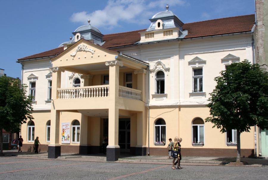 Підприємця, який незаконно орендував приміщення театру в Мукачеві, суд зобов’язав повернути майно громаді