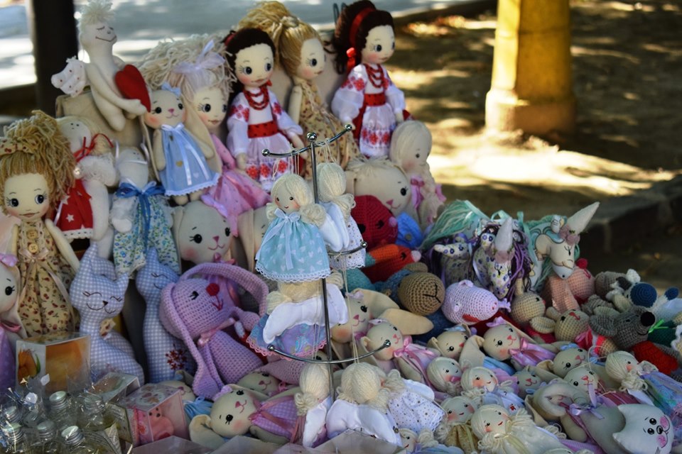 В Ужгороді діти вітають Ужгород концертом, а на набережній Незалежності триває ярмарок сувенірів (ФОТО)