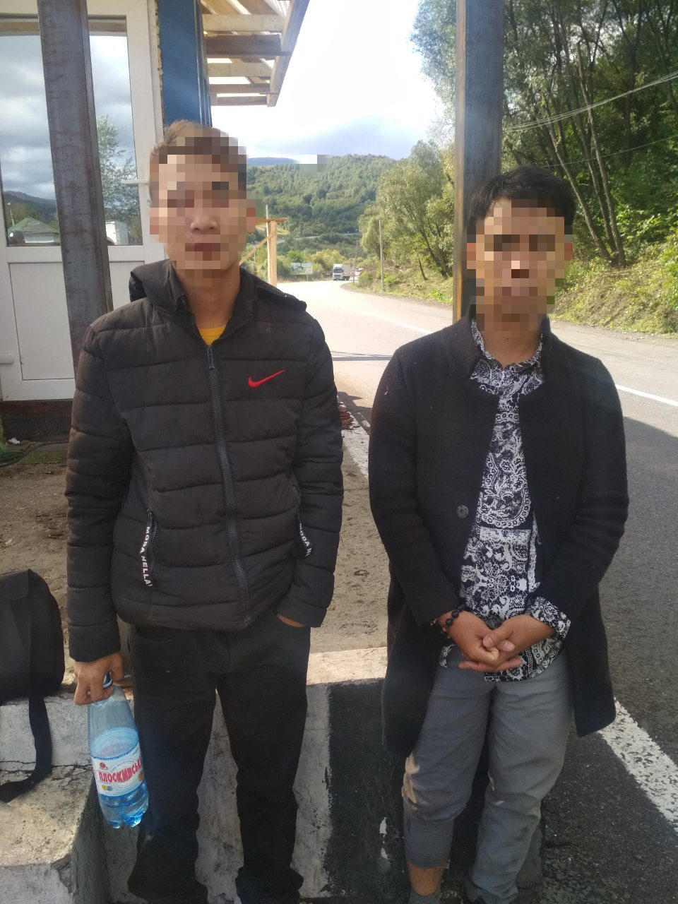 Двох в'єтнамців без документів затримали на стаціонарному посту Нижні Ворота на Воловеччині (ФОТО)