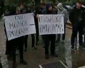 В Ужгороді протестували проти суддівських рішень щодо відпускання наркоторговців і завітали на розмову до керівника ОДА (ВІДЕО)