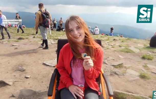 19-річна дівчина з Виноградова піднялась на найвищу вершину України на інвалідному візку (ВІДЕО)